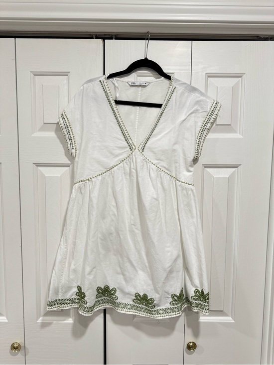 Zara Dresses & Skirts - Zara White Babydoll Dress Green Embroidery V-Neck Large